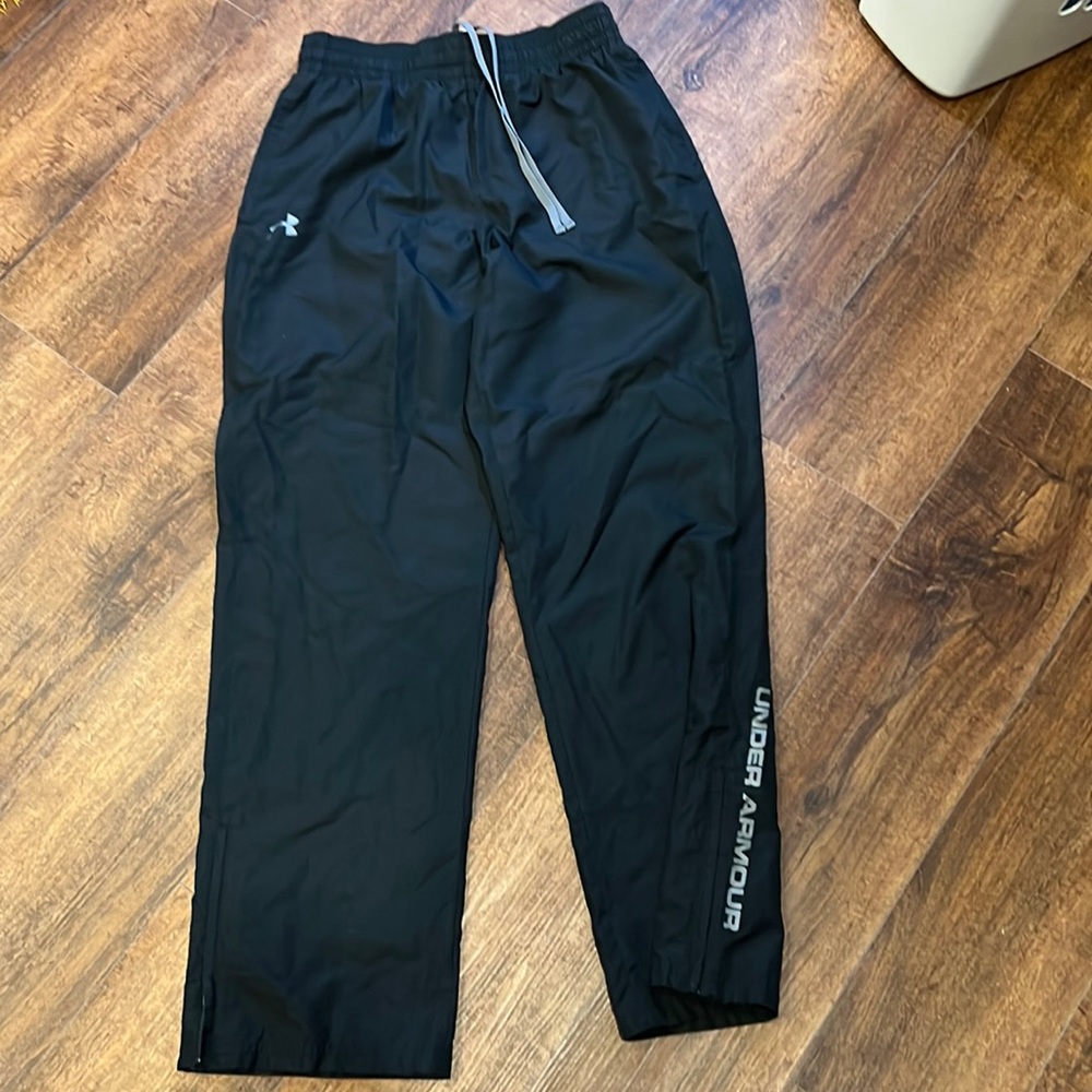 Men’s Under Armour track pants in black. Medium. Good condition.